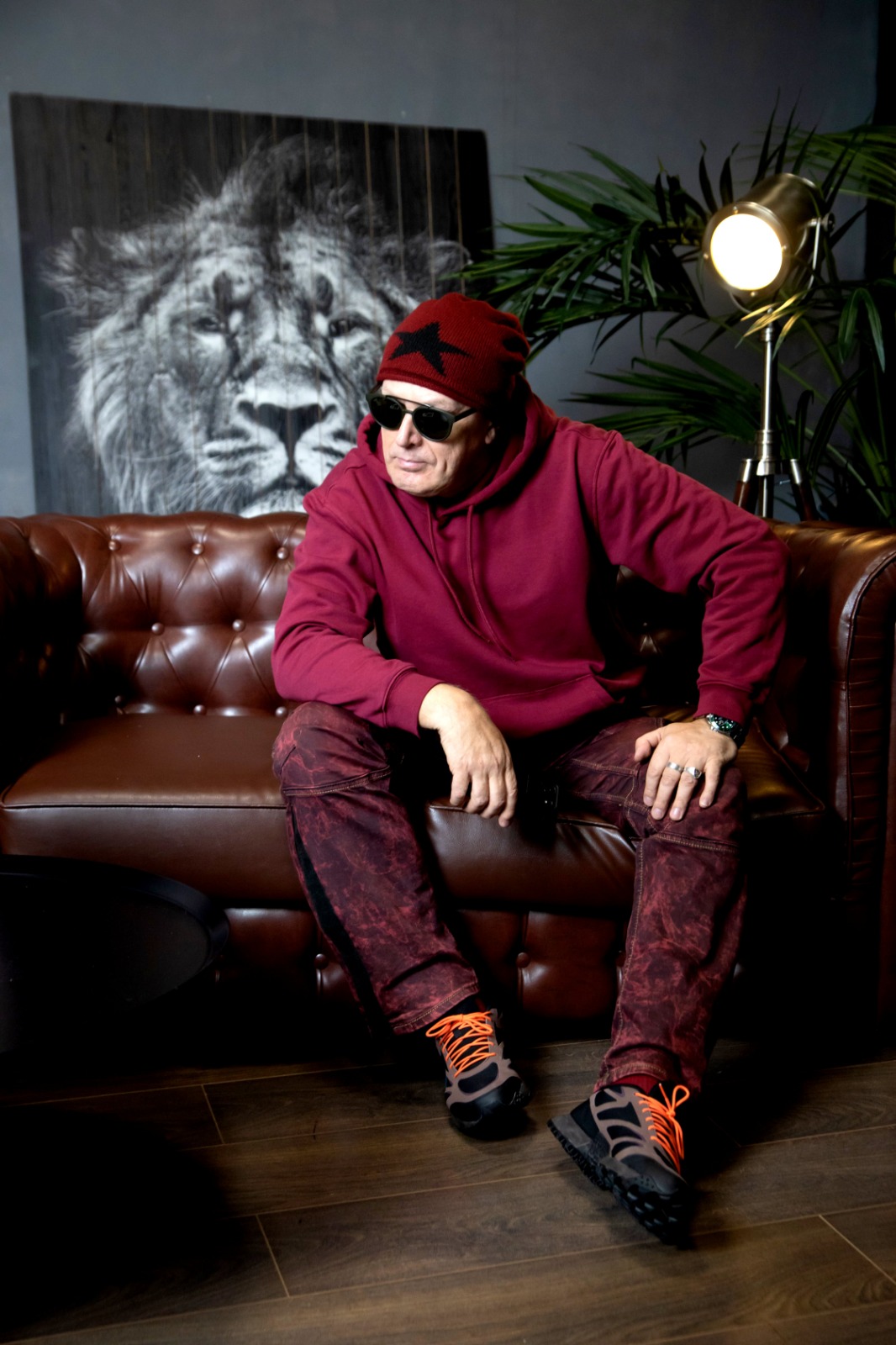 Наш друг и супер-поэт песенник Александр Белов празднует свой день рождение.